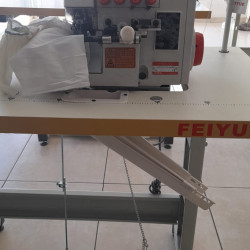 MAQUINA FEIYUE OVERLOCK 5 HILOS MOTOR INCORPORADO 